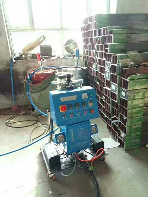 建筑屋面聚氨酯高壓發(fā)泡機保溫施工(圖2) 高壓聚氨酯發(fā)泡機施工案例