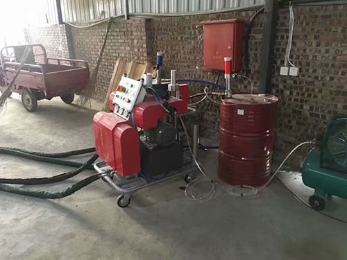 立式儲(chǔ)罐防腐防滲聚脲噴涂施工(圖1) 防腐聚脲噴涂設(shè)備施工案例