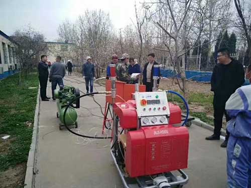 進(jìn)口聚氨酯噴涂機(jī)加工廠家(圖1) 聚氨酯聚脲噴涂機(jī)施工拍攝